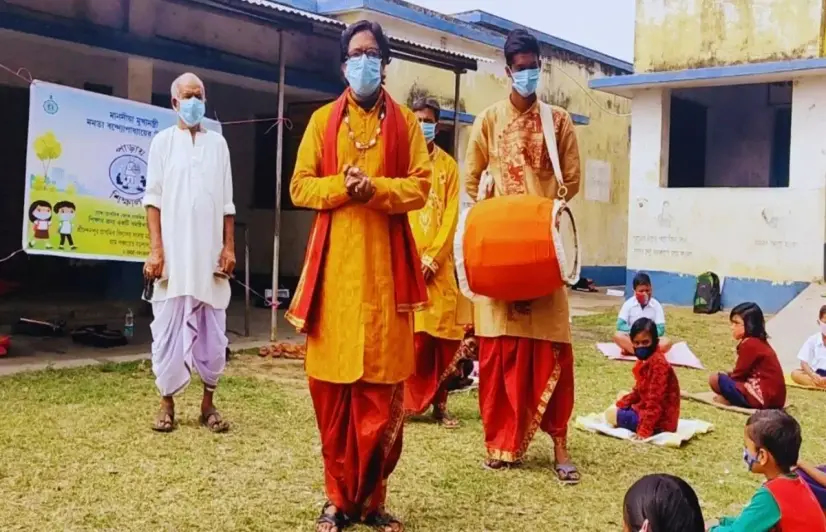 ﻿In West Bengal, one folk singer uses music and poetry to draw students back to school