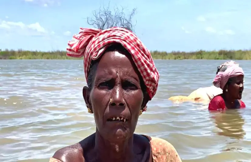 Scouring for prawns to shake off neck-deep debt