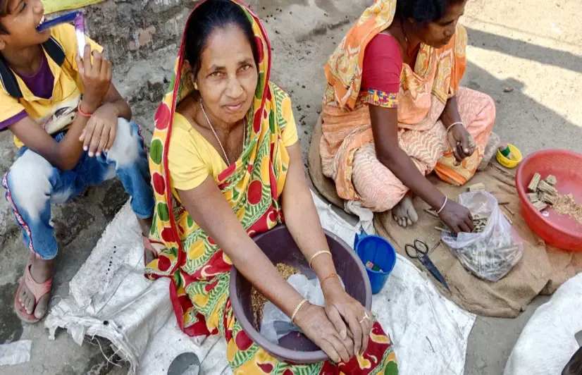 Health goes up in smoke as Farakka’s female beedi rollers stay put for a pittance