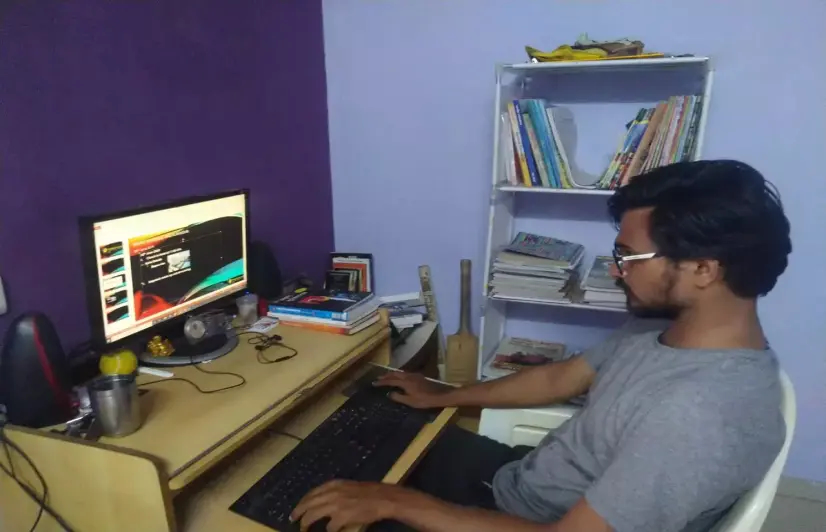 IT employees turn fruit vendors, printers and cab drivers