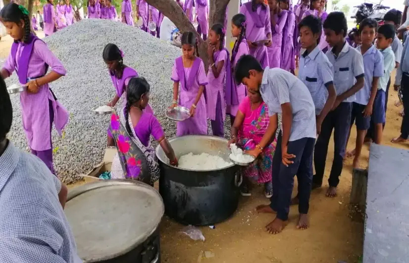 Schools in Bommanahal dish out mid-day meals without cooking sheds, storerooms